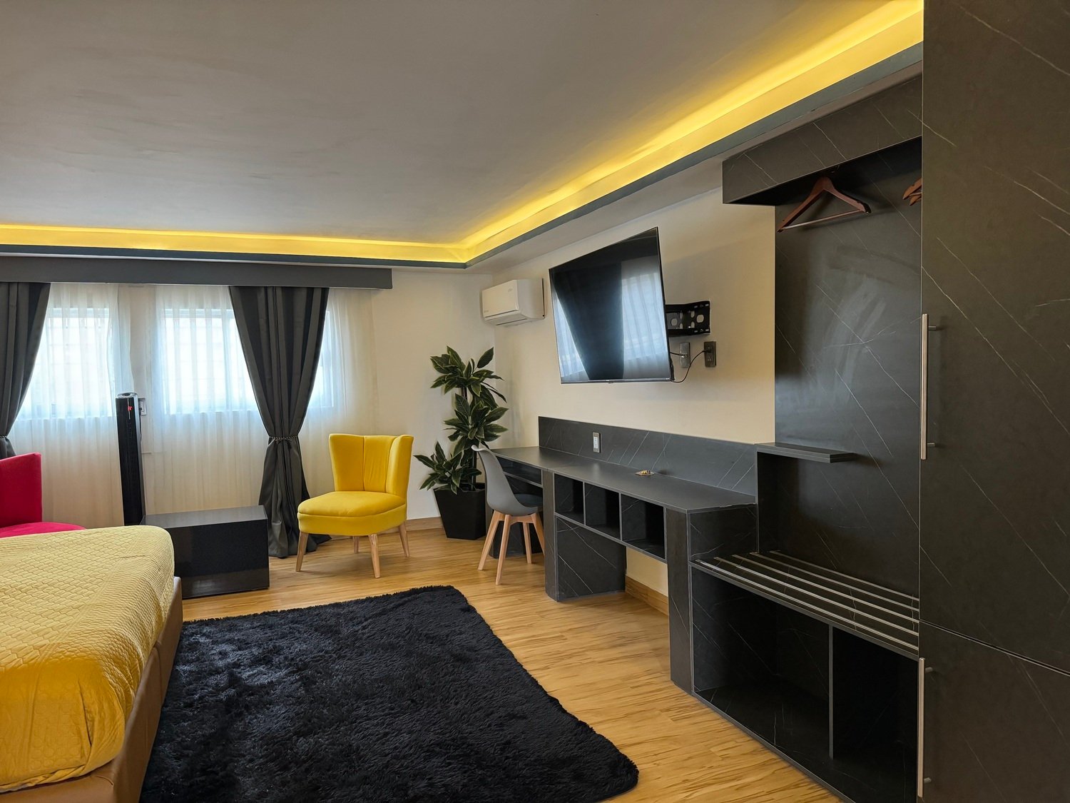 Habitación de hotel moderna y confortable